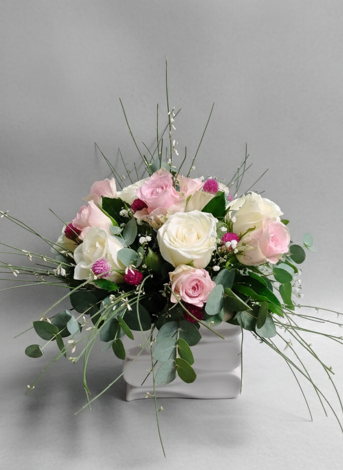 Delicatezza e Stile Moderno: Composizione Rosa e Panna